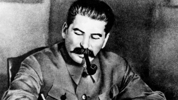 FOTOGRAFIA secretă pe care Stalin ar fi dorit să n-o vadă nimeni. Este trist și dezamăgit