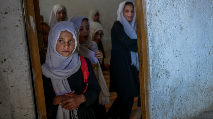 În Afganistan s-au redeschis colegiile și liceele, însă numai pentru băieți. Femeilor afgane li s-au anulat drepturile 