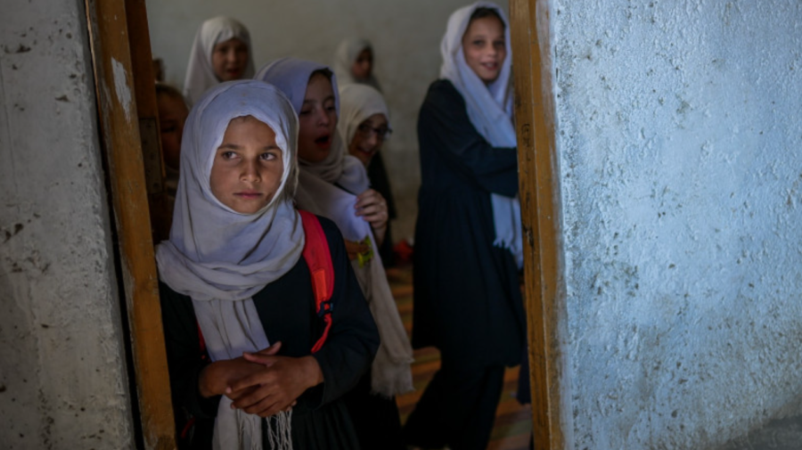 În Afganistan s-au redeschis colegiile și liceele, însă numai pentru băieți. Femeilor afgane li s-au anulat drepturile 