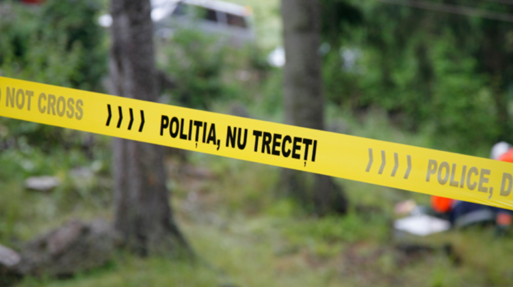 FOTO Cadavrul unui bărbat din Edineț, depistat în ograda casei! Partea de sus a corpului și hainele erau arse