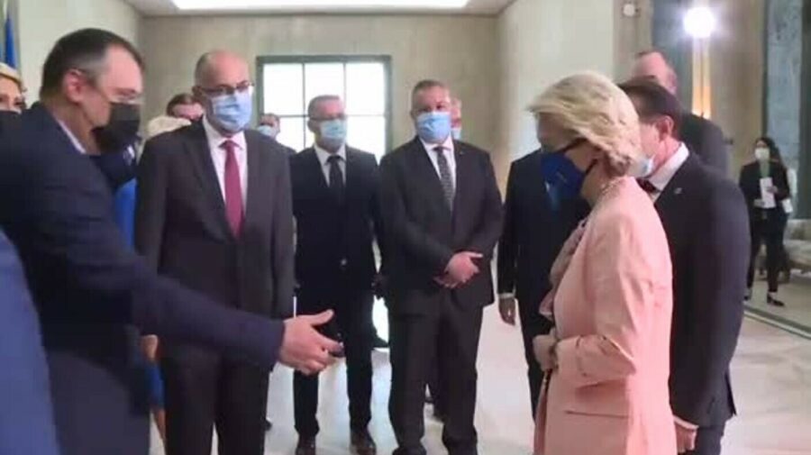 VIDEO Moment amuzant! Ursula von der Leyen a refuzat să dea mâna cu un fost ministru din România: „I’m sorry”