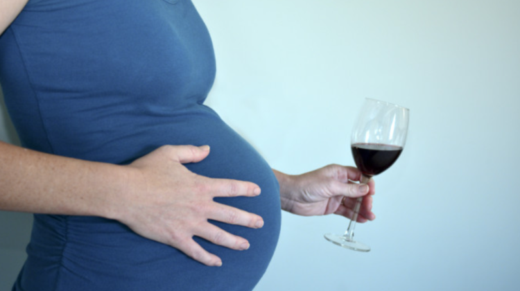 Consumul de alcool în timpul sarcinii dăunează grav pruncului. Consecințele pot perpetua pe toată durata vieții