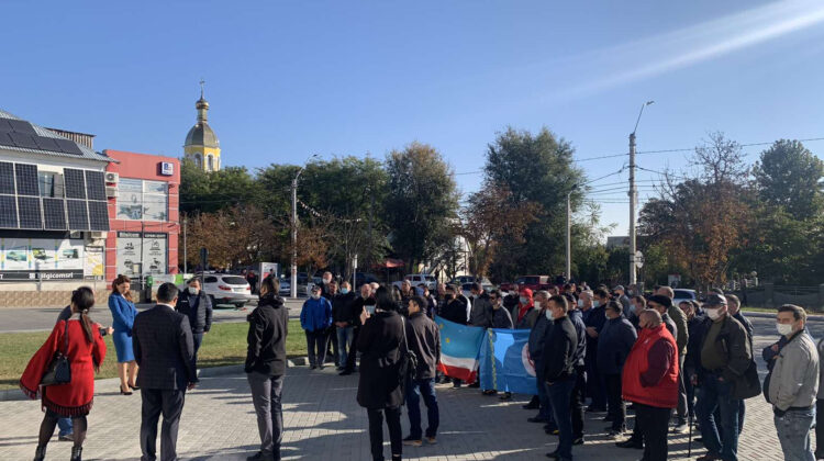 FOTO/VIDEO Stoianoglo, apărat de un grup de locuitori în Comrat: Cerem eliberarea procurorului