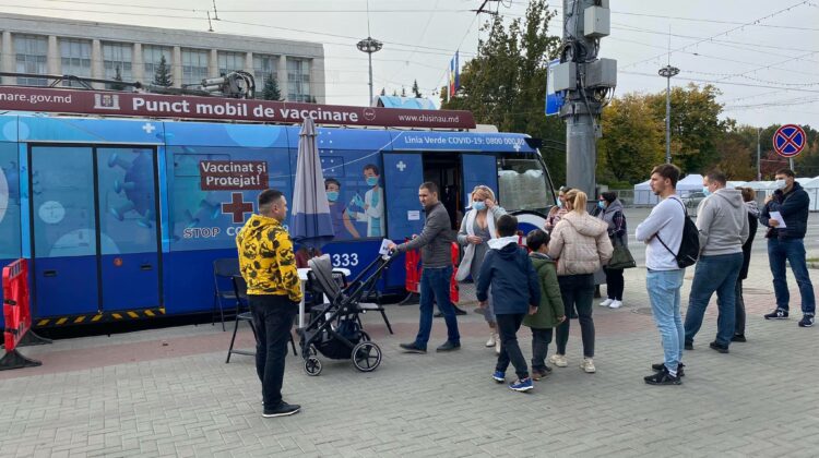 FOTO Responsabili și de Ziua Orașului. La punctele mobile din Capitală, cetățenii stau în rând pentru a primi antidot