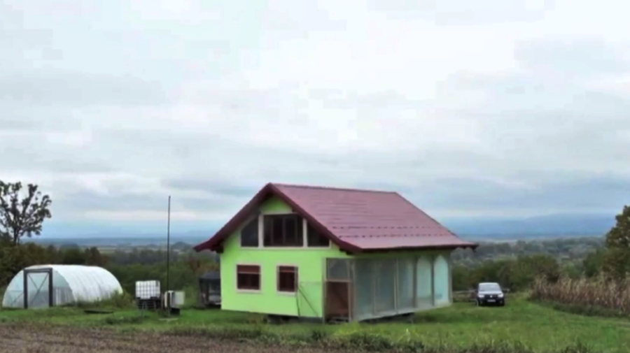 VIDEO Ingenios! Un bosniac a construit pentru soția sa o casă care se rotește. Acum priveliștile se schimbă!