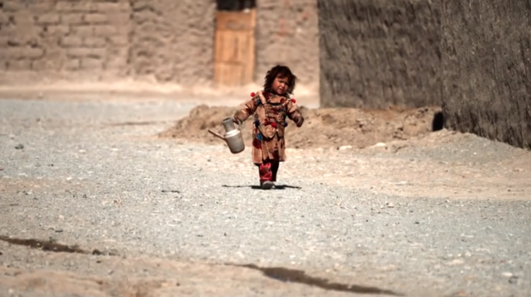 Imagini VIDEO care vă pot afecta emoțional! O fetiță afgană a fost vândută cu 500 de dolari de către familia înfometată
