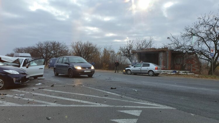 FOTO Dimineață cu ghinion. Câteva automobile s-au tamponat violent la Cricova