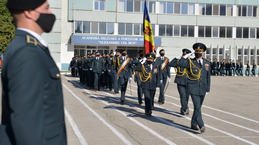 Academia Militară „Alexandru cel Bun” marchează 29 de ani de activitate. Militarii și profesorii au primit distincții