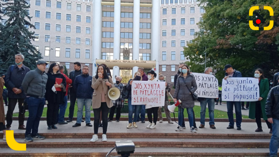 RLIVE Protest la Parlament! Partidul lui Mark Tkaciuk a scos în stradă câțiva oameni. Participă și Ilian Cașu de la PN
