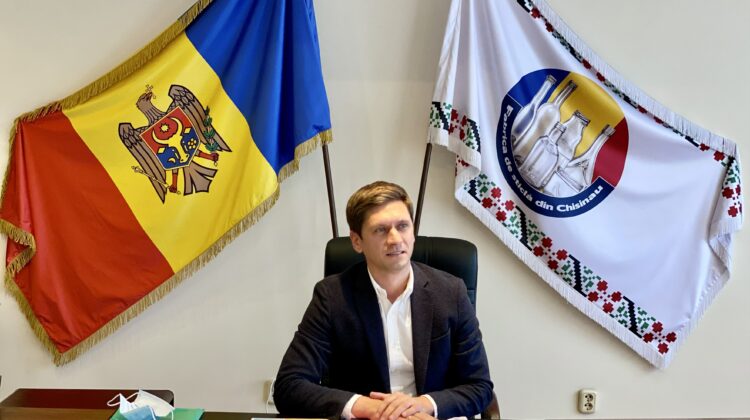 El este noul director al Fabricii de sticlă din Chișinău. A fost prezentat colectivului de Eugeniu Cozonac