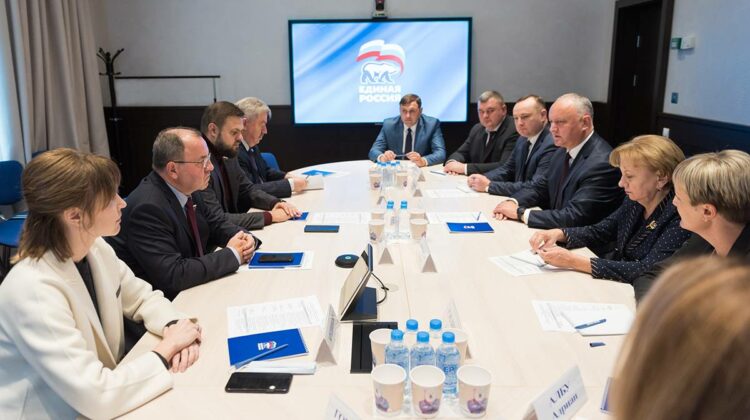 Deputați PSRM, în frunte cu Dodon, la Moscova. Au avut o întrevedere la sediul „partidului lui Putin”