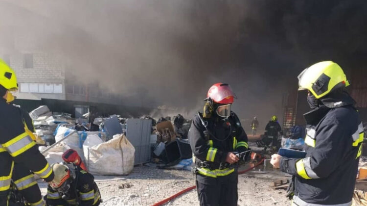 FOTO Fum negru, dens și flăcări în Capitală. Un depozit arde. Nouă autospeciale cu 40 de pompieri au intervenit