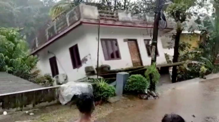 VIDEO Dezastru în India! Inundații și alunecări de teren: 35 de morți, iar corpul unui copil a fost scos din moloz