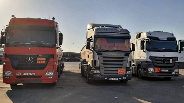 VIDEO Trei moldoveni blocați la graniță cu Irak. De câteva luni, trăiesc în camion și se spală cu apă din canistre