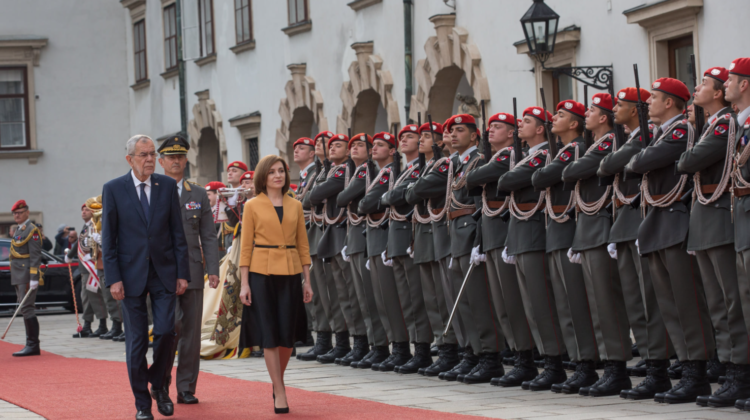 VIDEO Un altfel de agent diplomatic? A stat sub masă la picioarele Maiei Sandu și a președintelui Austriei