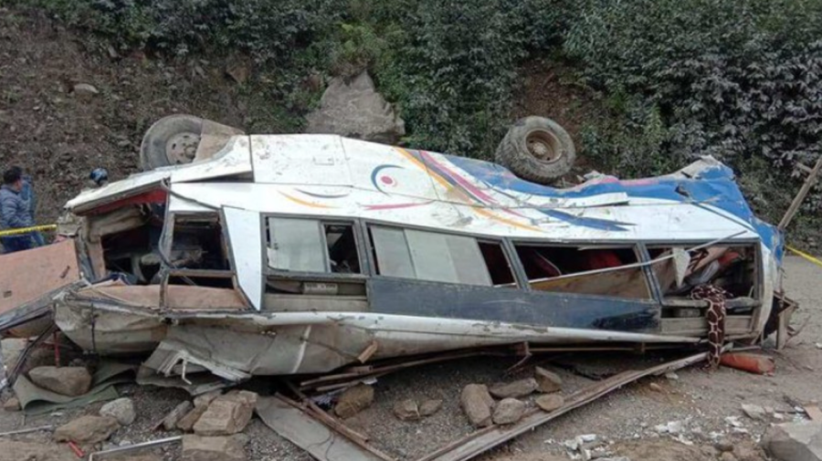 Cel puțin 25 de persoane au murit după ce autobuzul în care se aflau a căzut într-o prăpastie, în Nepal