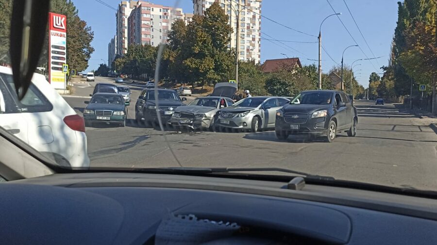 FOTO Zi cu ghinion pentru trei șoferi din Capitală. S-au „întâlnit” la intersecție. „Nu au reacție?”