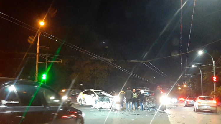 FOTO Impact nocturn în Capitală! Două automobile, făcute zob. Ce spune poliția