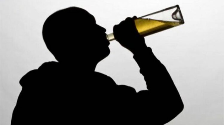 Băutura, bat-o vina! 14 persoane s-au intoxicat cu alcool în ultima săptămână