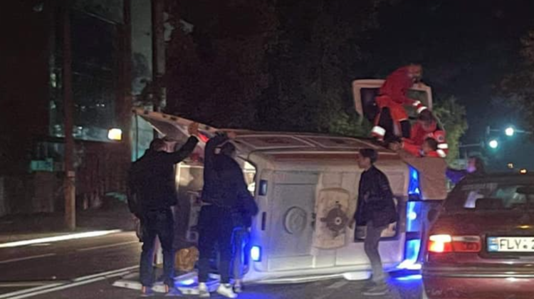 VIDEO Indiferență la volan! Un echipaj al ambulanței, „șters” de pe traseu cât ai clipi din ochi. Avea girofarul pornit
