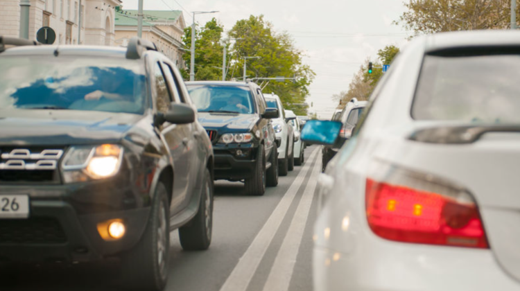ATENȚIE, șoferi! Se atestă flux sporit de mașini pe mai multe străzi din oraș