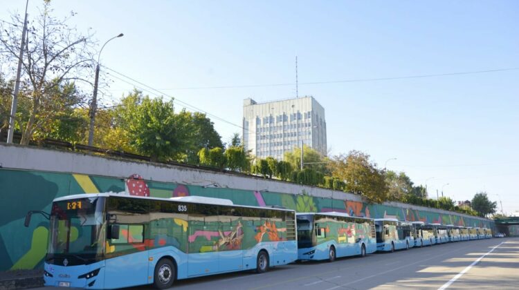 FOTO, VIDEO Alte 10 autobuze noi pe străzile Capitalei. Unitățile de transport vor circula prin suburbii