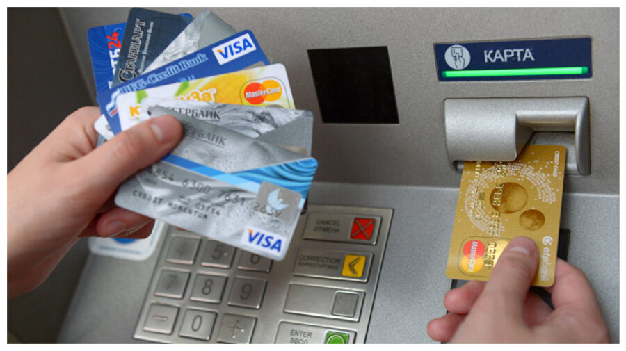 Cardurile bancare din plastic, devin istorie. O bancă din România a lansat carduri digitale