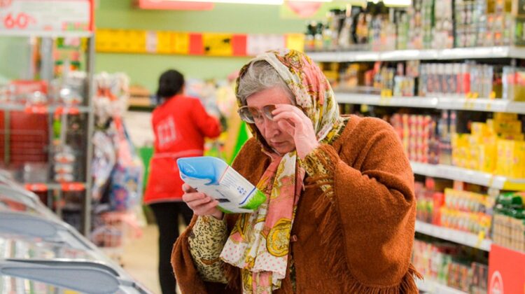 Moldovenii cumpără legume mai ieftine, însă își „golesc” buzunarele la benzinării. Raportul Biroului de Statistică