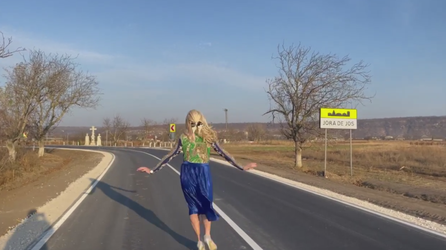 VIDEO Emilian Crețu în pielea Marinei Tauber. A lins asfaltul la propriu: E bunișor, are un gust amărui, dar perfect