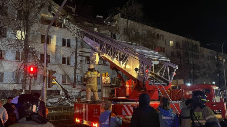 VIDEO O scurgere de gaze a provocat o explozie puternică într-un bloc din Rusia. Acoperișul clădirii s-a prăbușit