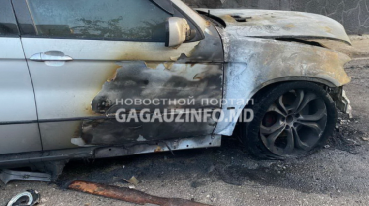 FOTO Automobil cuprins de flăcări, la Comrat! Pompierii au luptat cu focul aproape două ore