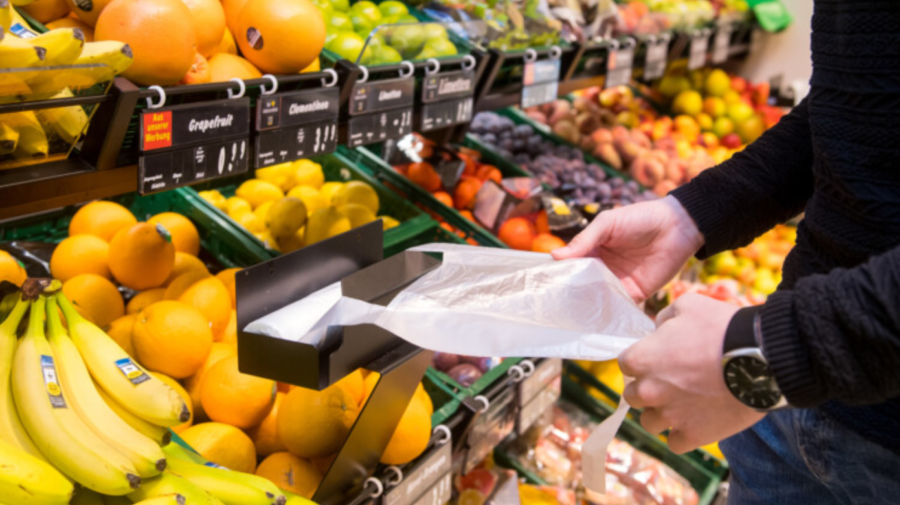 Fără ambalajele din plastic pentru fructe şi legume! Ce țară interzice acest lucru din 1 ianurie 2022?