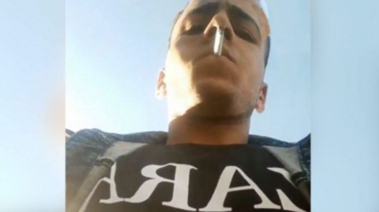 VIDEO Furt transmis în direct. Un tânăr s-a filmat, fără să știe, în timp ce ar fi furat telefonul unui jurnalist