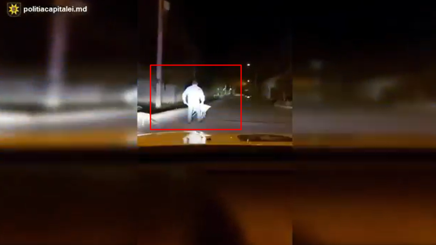 VIDEO A crezut că nu-l vede nimeni. Bărbat din Capitală, prins în timp ce se „îmbogățea” cu pavaj. Riscă amendă