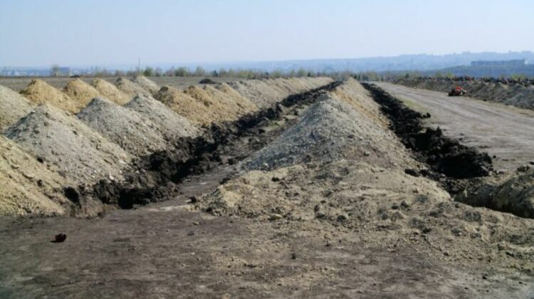 Nu mai reușesc să sape gropi! O localitate din România copleșită de numărul de decese, a închiriat un excavator