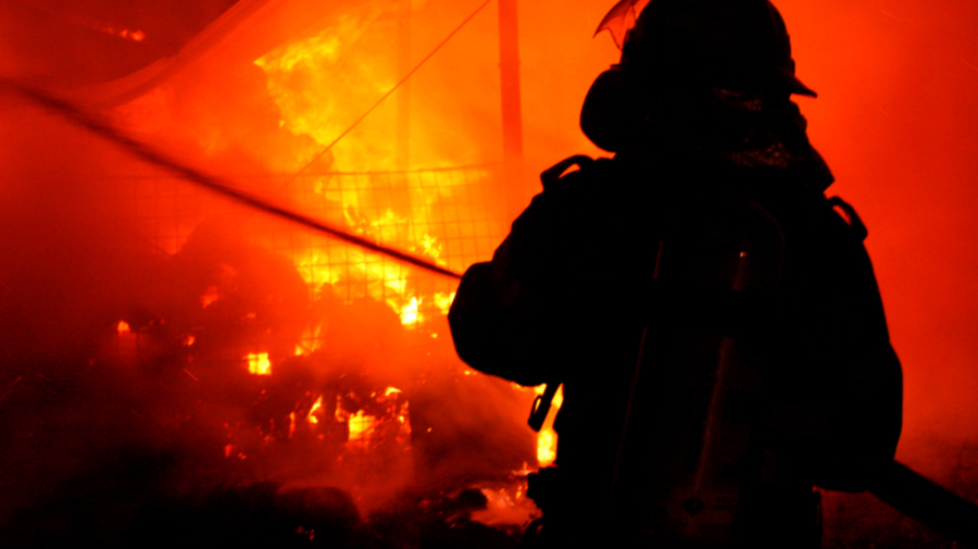 FOTO Incendiu la un cămin studențesc din Capitală! Patru echipaje de pompieri, la fața locului