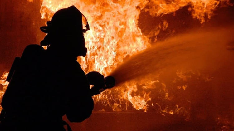 FOTO Flăcări violente într-un bloc din Capitală! Trei echipaje de pompieri au luptat cu incendiul. Detalii de la IGSU