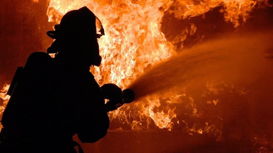 Incendiu în Capitală: Un bărbat a murit după ce casa i-a fost cuprinsă de flăcări