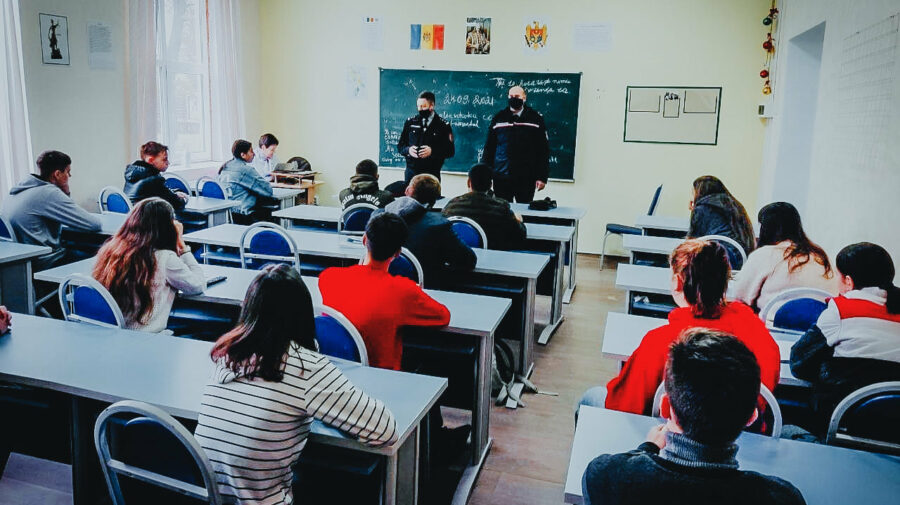 FOTO Studenții din Bălți și Drochia, informați despre aspectele activității Carabinierilor. Au primit și îndemnuri