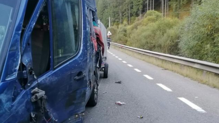 FOTO Accident grav în România! O moldoveancă a decedat după ce a fost proiectată prin geamul unui microbuz
