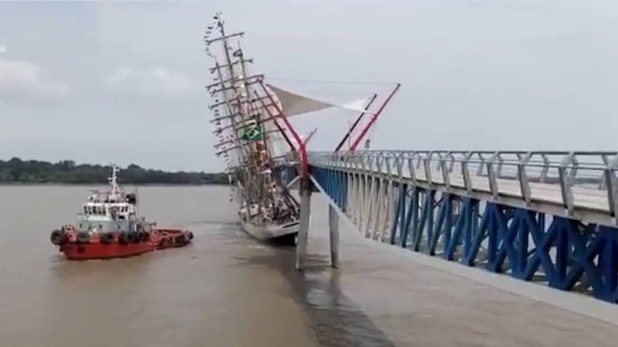 VIDEO Accident neordinar pe apă. O barcă cu pânze a intrat într-un pod, iar nava de salvare s-a cufundat