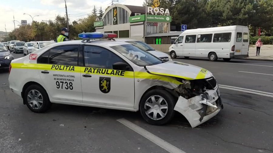 FOTO Echipaj de patrulare, implicat într-un accident, în Capitală. Cine se face vinovat de impact?