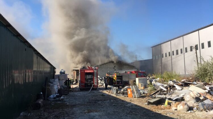 Alertă! IGSU a dublat autospecialele și pompierii, implicați în lichidarea incendiului de la depozitul din Capitală