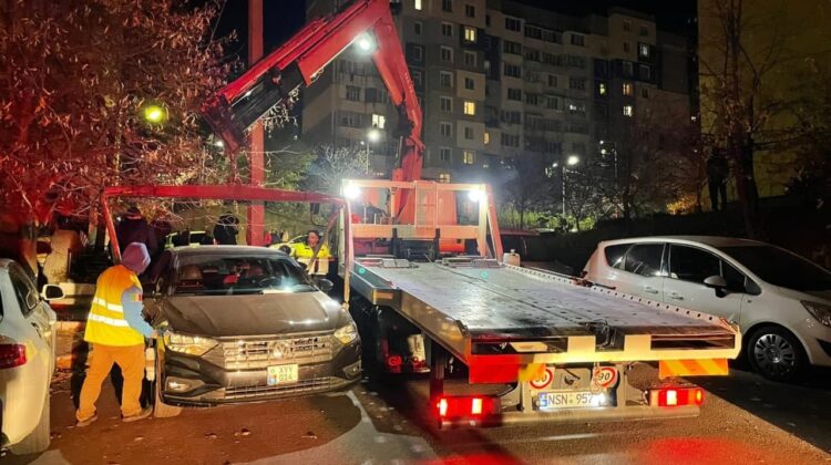 FOTO Mai mulți șoferi s-au „trezit” fără automobilele parcate „regulamentar”. Ce s-a întâmplat