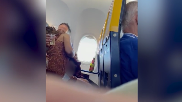 VIDEO 18+ Sex oral la bordul avionului! Cuplu surprins în ipostaze intime, de față cu ceilalți pasageri