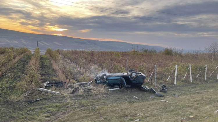 FOTO A vrut să facă „bine”, dar a ajuns cu mașina într-un obstacol. Ce spune șoferul