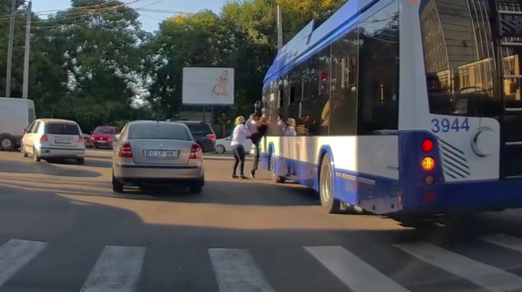 STOP CADRU Un șofer de troleibuz, împins de taxatoare în vehicul. A urcat pe geam. „Acrobat”, au râs internauții