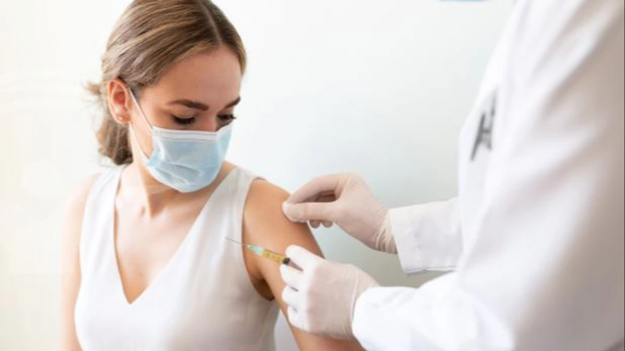 Doza booster de vaccin anti-COVID-19 în Moldova: Câți cetățeni au mers la imunizare