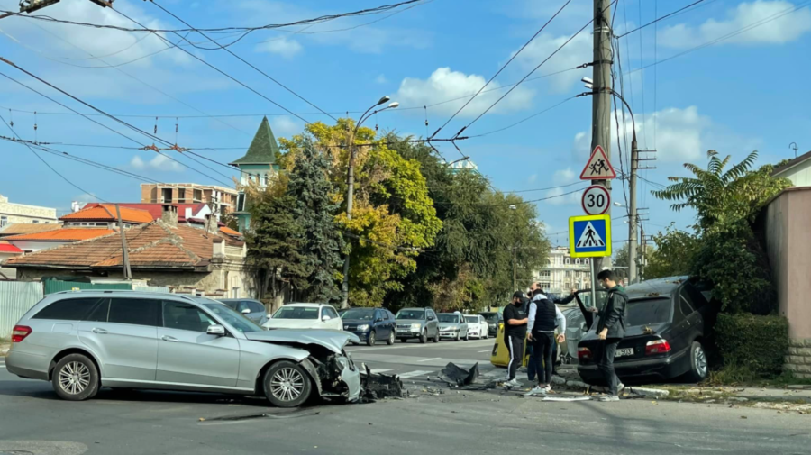 FOTO E ziua accidentelor! Un BMW și un Mercedes s-a tamponat violent într-o intersecție din Capitală. Ce zice poliția