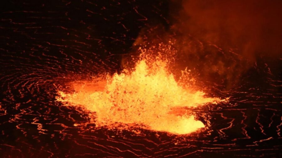 FOTO, VIDEO Jeturi de lavă de înălţimea unei clădiri cu 5 etaje, aruncate de vulcanul Kilauea